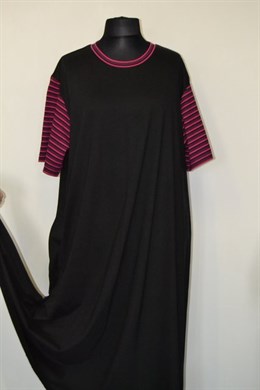 1277  Šaty černé, rozšířené, kr. pruh.rukáv,obvod  boky170,-200 cm