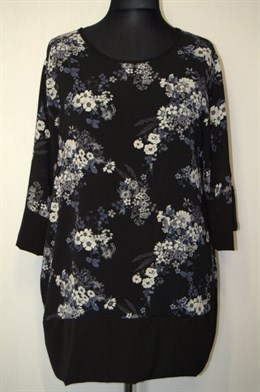 1011 Černá květovaná halena, moderního střihu, 3/4 rukáv, dole náplet,vel. 2XL