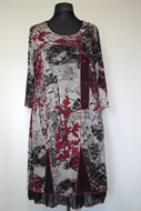 1254 Dámské šaty s červeno-šedo-černým potiskem, zdobené knoflíčky,  3/4 rukáv - obvod hrudníku: 110 cm