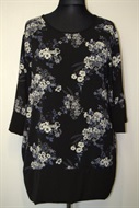 1011 Černá květovaná halena, moderního střihu, 3/4 rukáv, dole náplet,vel. 2XL